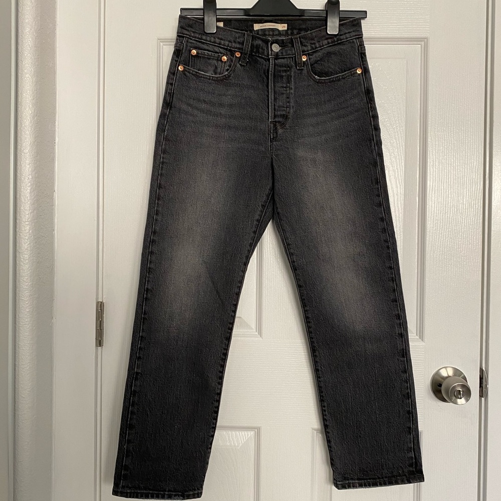 Levi's Premium Wedgie Straight in Dark Washed Size 27